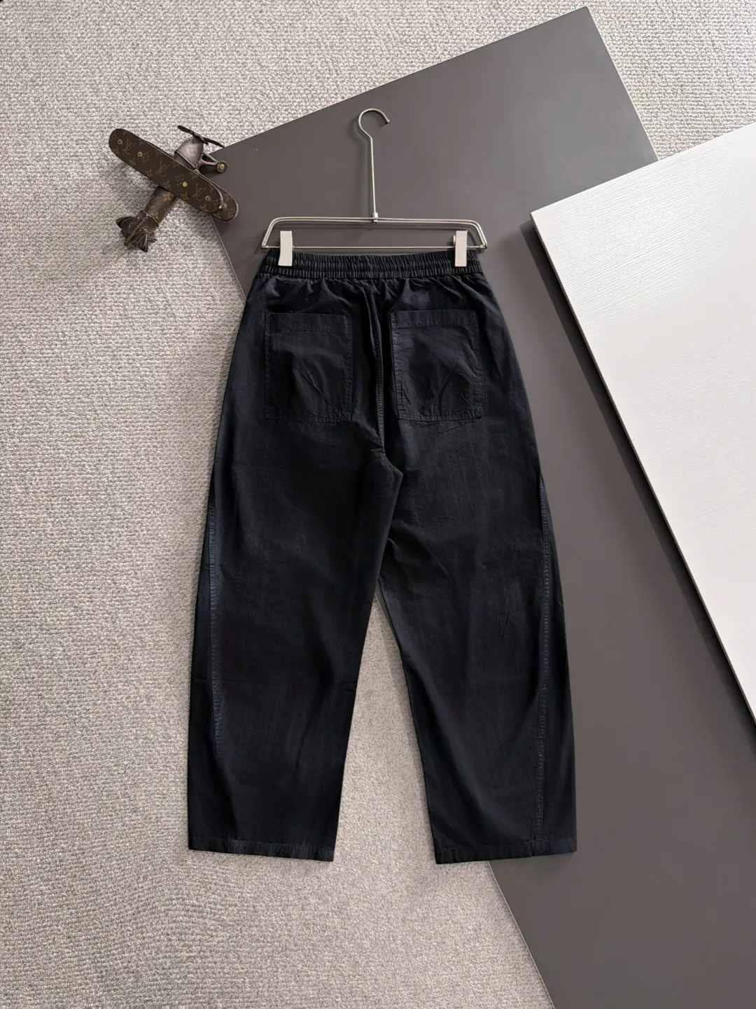 The next day shipped P195 Balenciaga 2026 summer New Arrival elastic casual pants, counter custom fabric Breathable high comfort, impeccable details, brand elements design concept, reflecting high quality. The hand feels delicate and soft! Casual cuts and awesome upper body! Sizes: S-3XL